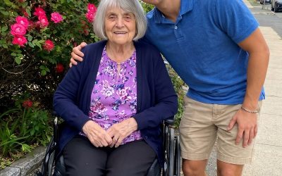 I Took Care of My Elderly Neighbor for Years, Expecting an Inheritance… But the One Thing She Left Me Made Me Collapse